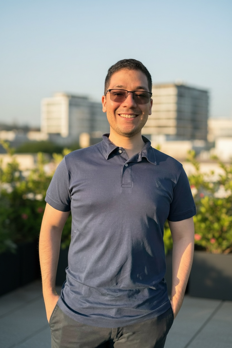 ÚLTIMO LANZAMIENTO HOMBRE: ESSENTIAL CAMISERO